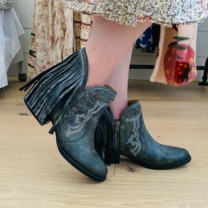 ♥️ Sterling River ♥️ Grey Fringe Studded Short Leather Boots